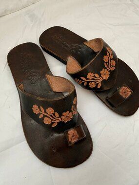 Anay Pe Hand-Tooled Floral Vine Genuine Leather Toe-Ring Sandals — Women's Size